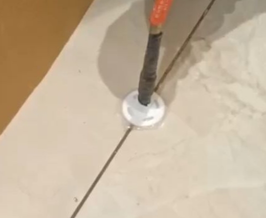 通川瓷砖空鼓维修公司专业解答瓷砖在铺贴过程中，如果没有涂抹均匀到位的粘结材料（如水泥砂浆或瓷砖胶），可能会导致以下问题